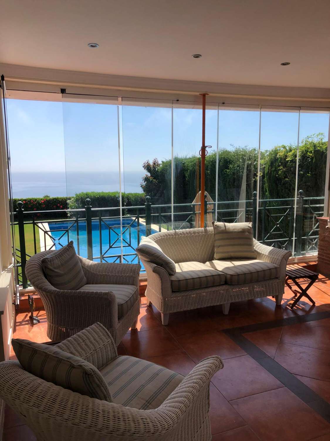 VILLA EN LA ALCAIDESA CON VISTAS AL MAR