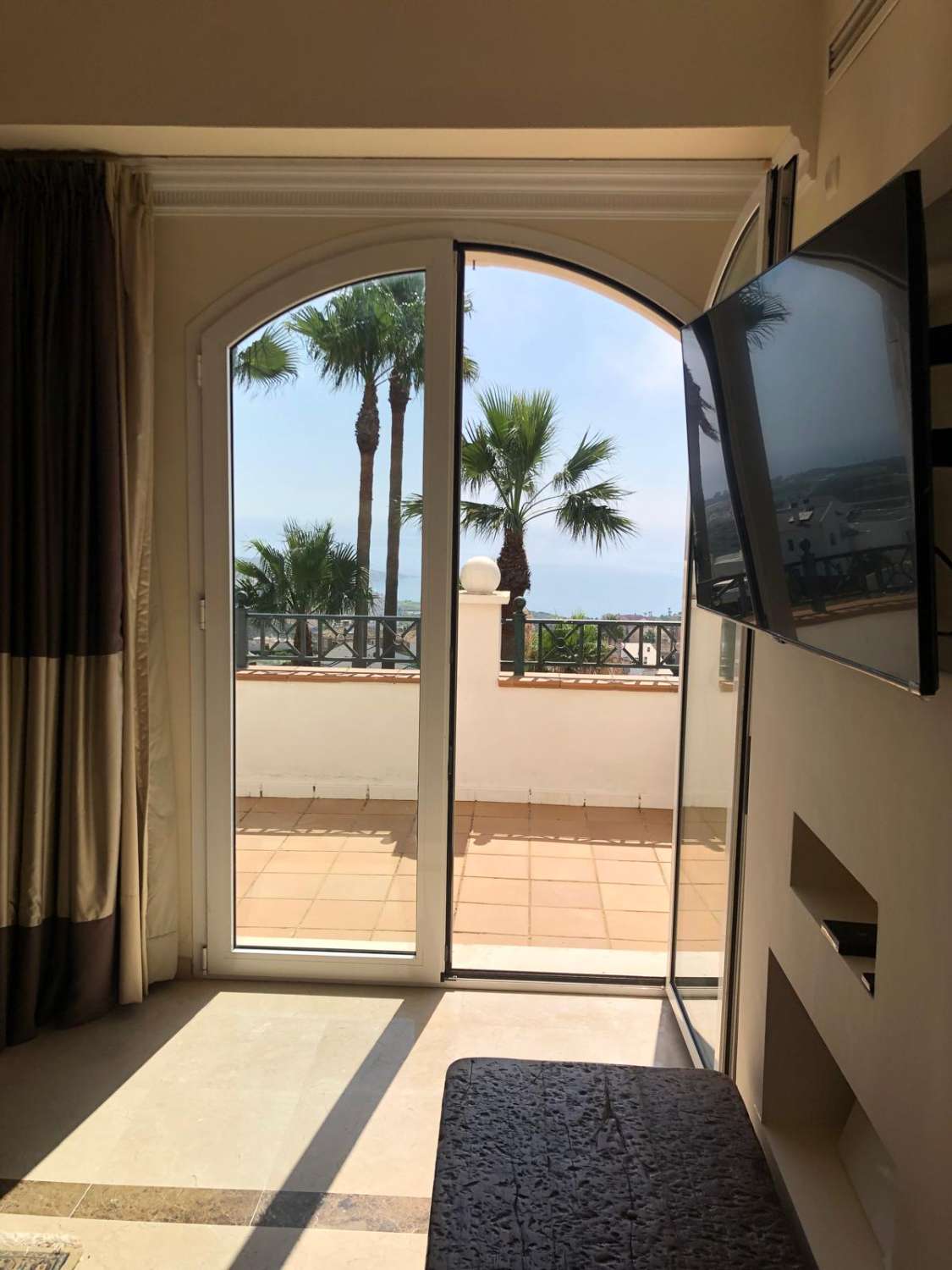 VILLA EN LA ALCAIDESA CON VISTAS AL MAR