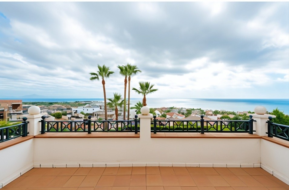 VILLA EN LA ALCAIDESA CON VISTAS AL MAR