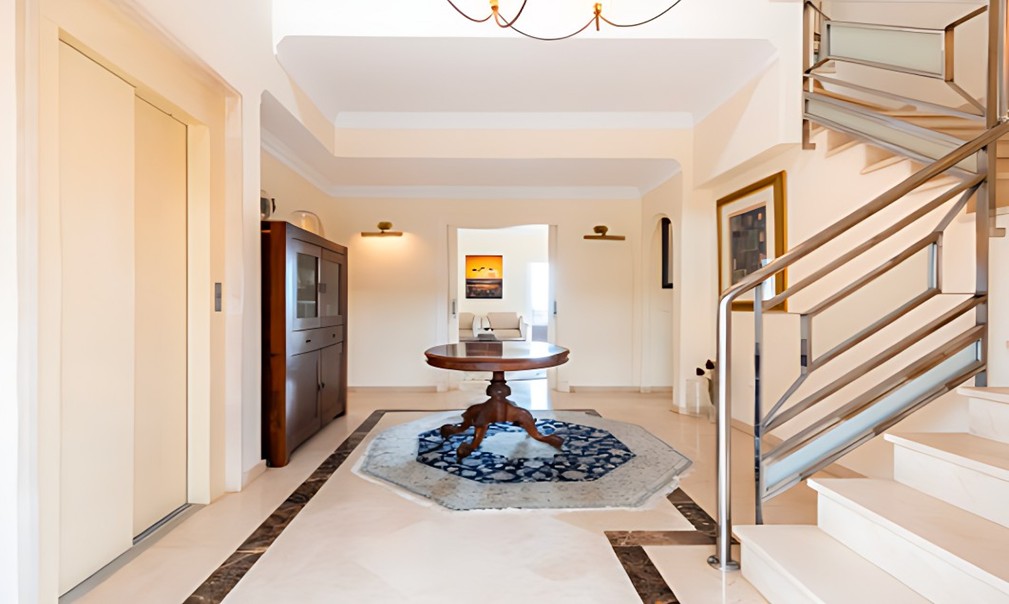 VILLA EN LA ALCAIDESA CON VISTAS AL MAR