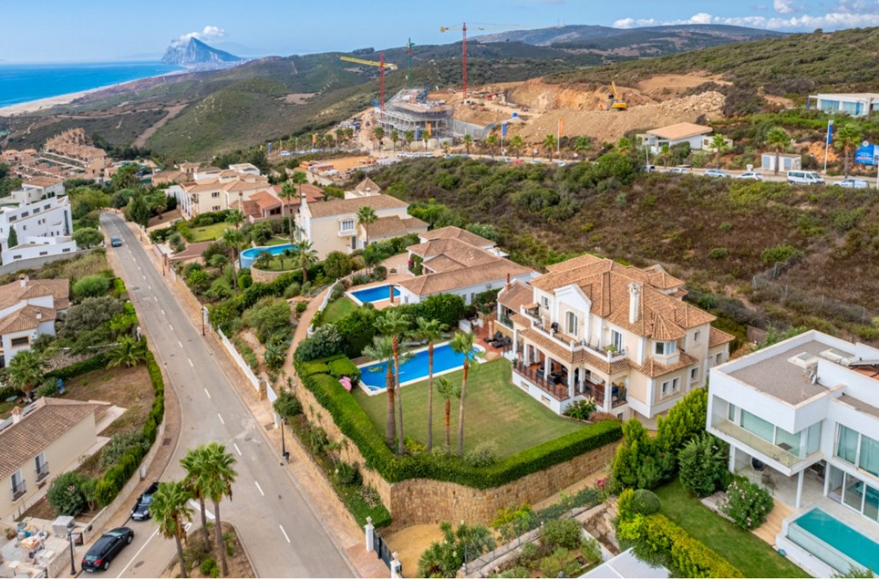 VILLA EN LA ALCAIDESA CON VISTAS AL MAR