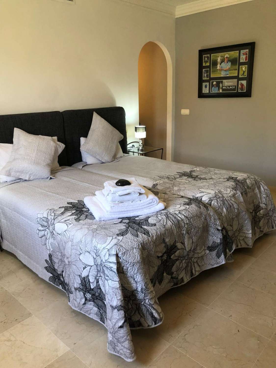 VILLA EN LA ALCAIDESA CON VISTAS AL MAR