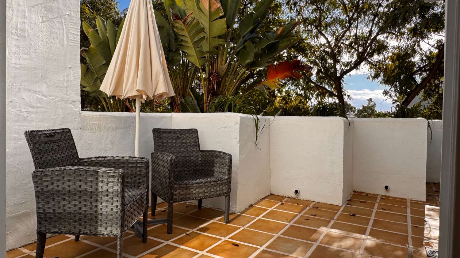 Elegante apartamento de estilo escandinavo en Los Naranjos de Marbella.