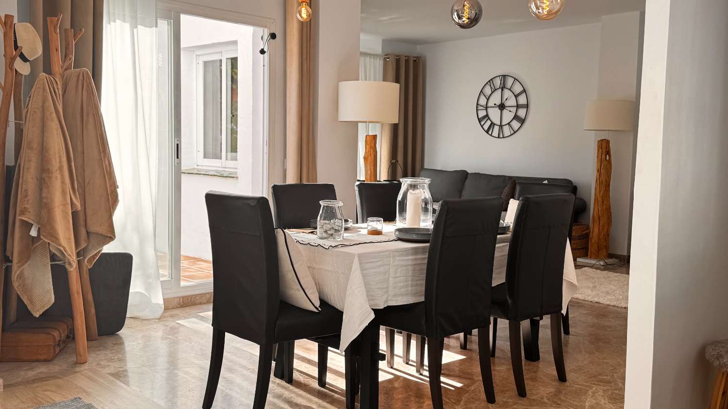 Elegante apartamento de estilo escandinavo en Los Naranjos de Marbella.