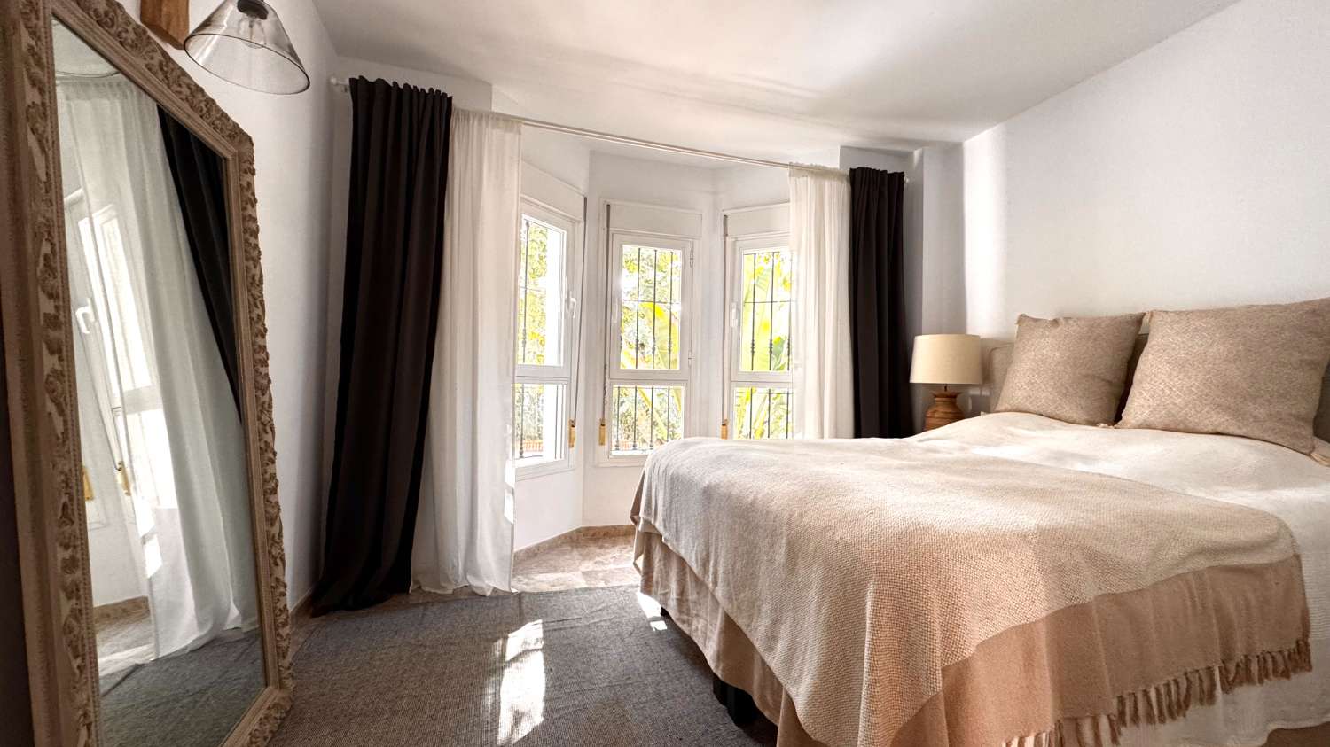 Elegante apartamento de estilo escandinavo en Los Naranjos de Marbella.