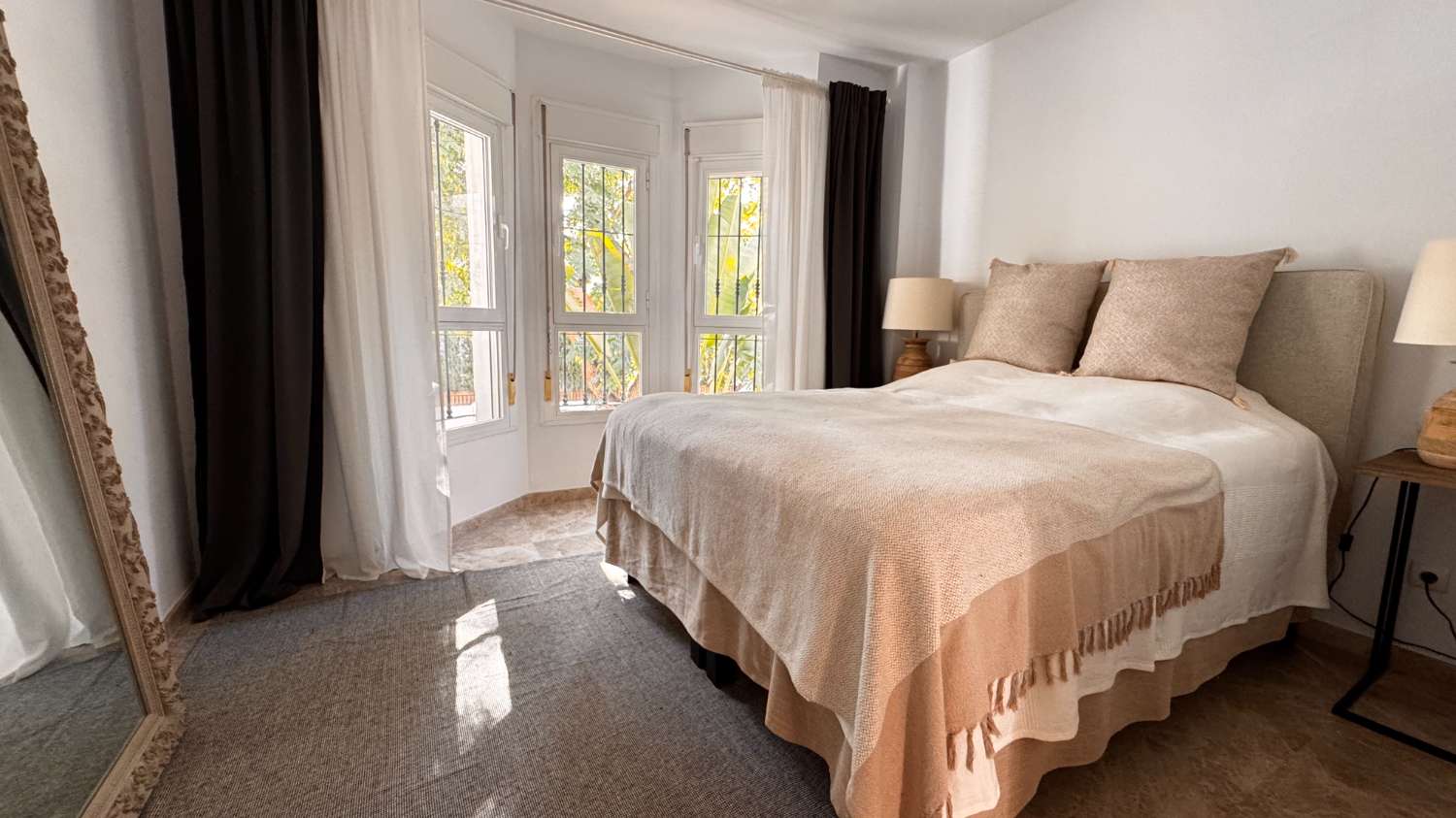 Elegante apartamento de estilo escandinavo en Los Naranjos de Marbella.