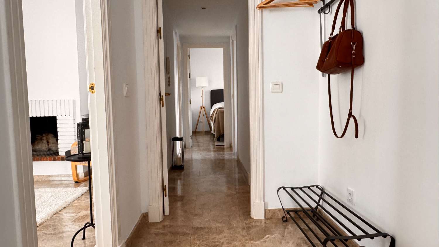 Elegante apartamento de estilo escandinavo en Los Naranjos de Marbella.