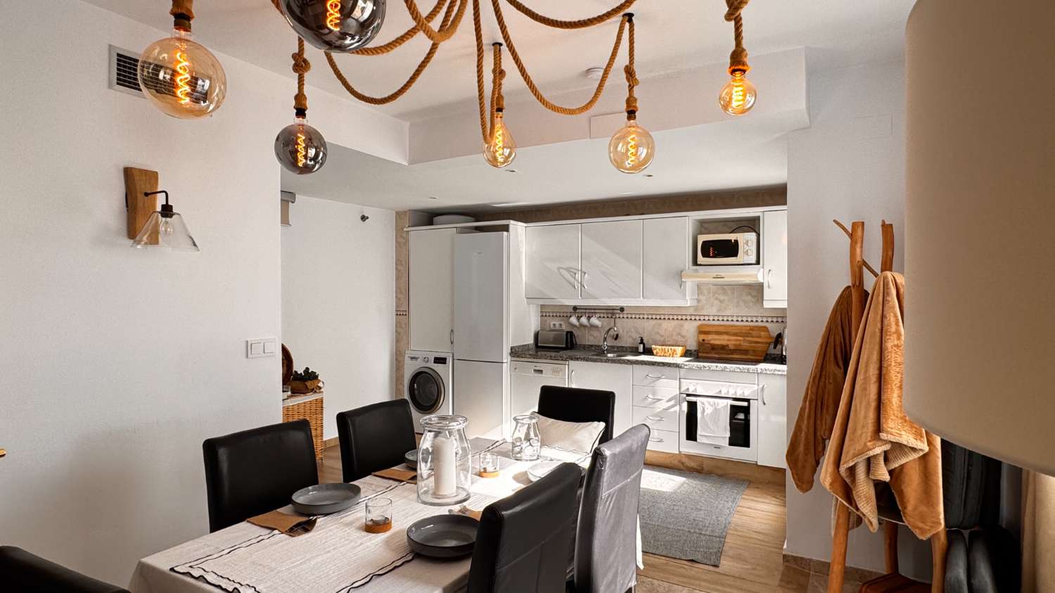 Elegante apartamento de estilo escandinavo en Los Naranjos de Marbella.