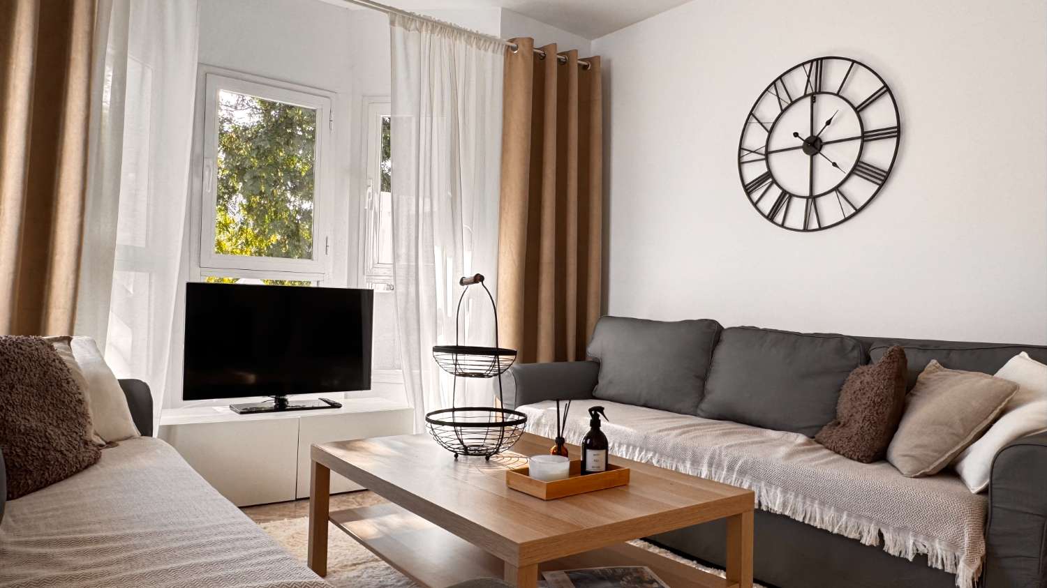 Elegante apartamento de estilo escandinavo en Los Naranjos de Marbella.