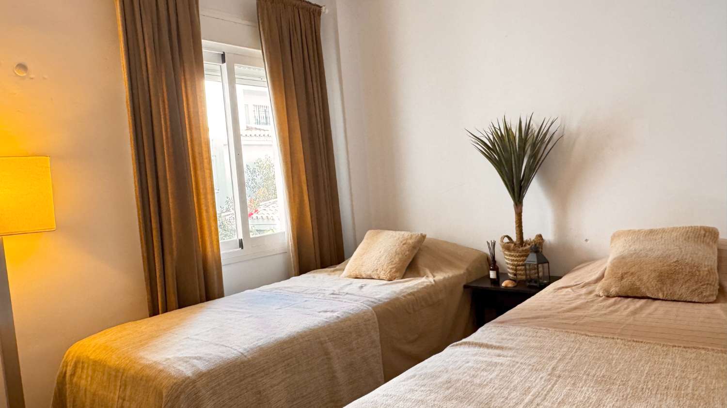 Elegante apartamento de estilo escandinavo en Los Naranjos de Marbella.