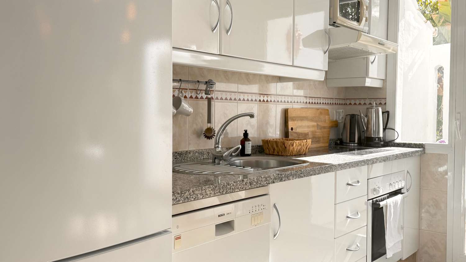 Elegante apartamento de estilo escandinavo en Los Naranjos de Marbella.