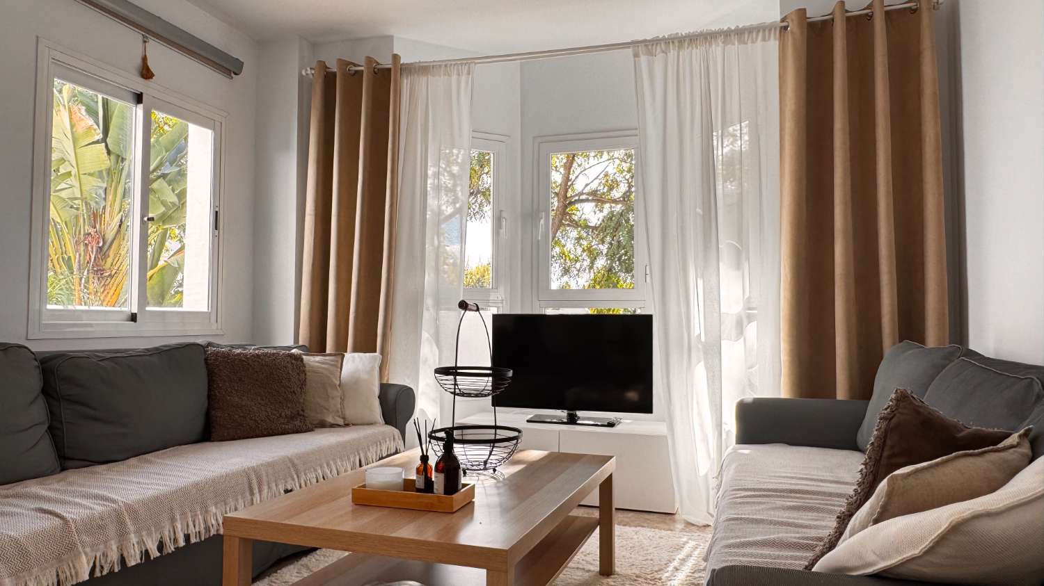 Elegante apartamento de estilo escandinavo en Los Naranjos de Marbella.