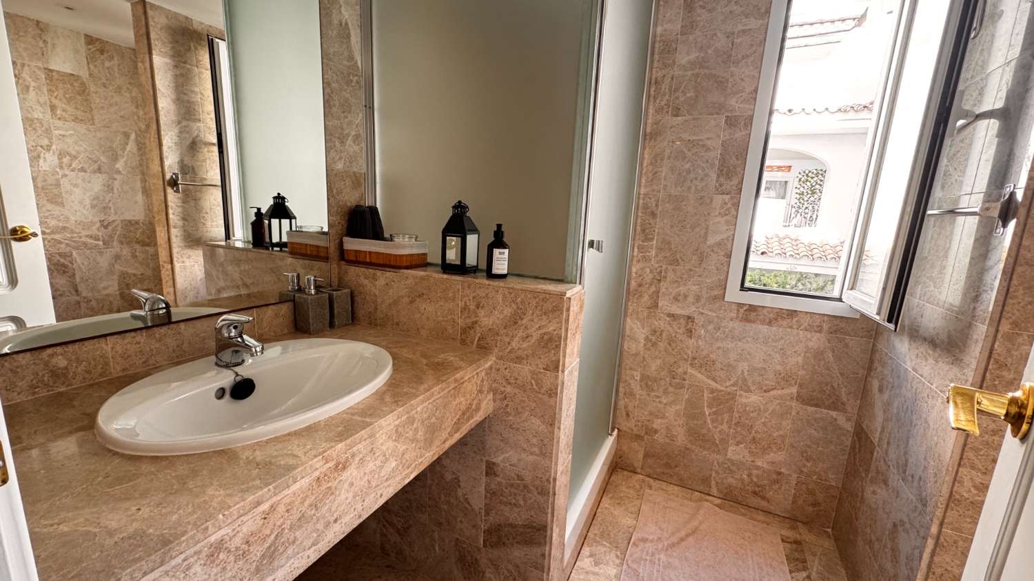 Elegante apartamento de estilo escandinavo en Los Naranjos de Marbella.