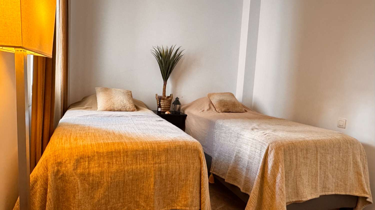 Elegante apartamento de estilo escandinavo en Los Naranjos de Marbella.