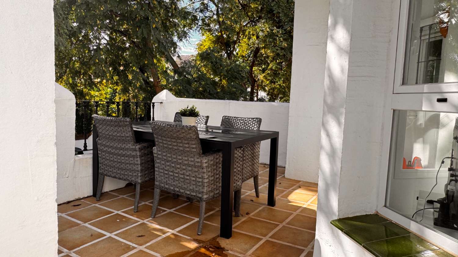 Elegante apartamento de estilo escandinavo en Los Naranjos de Marbella.