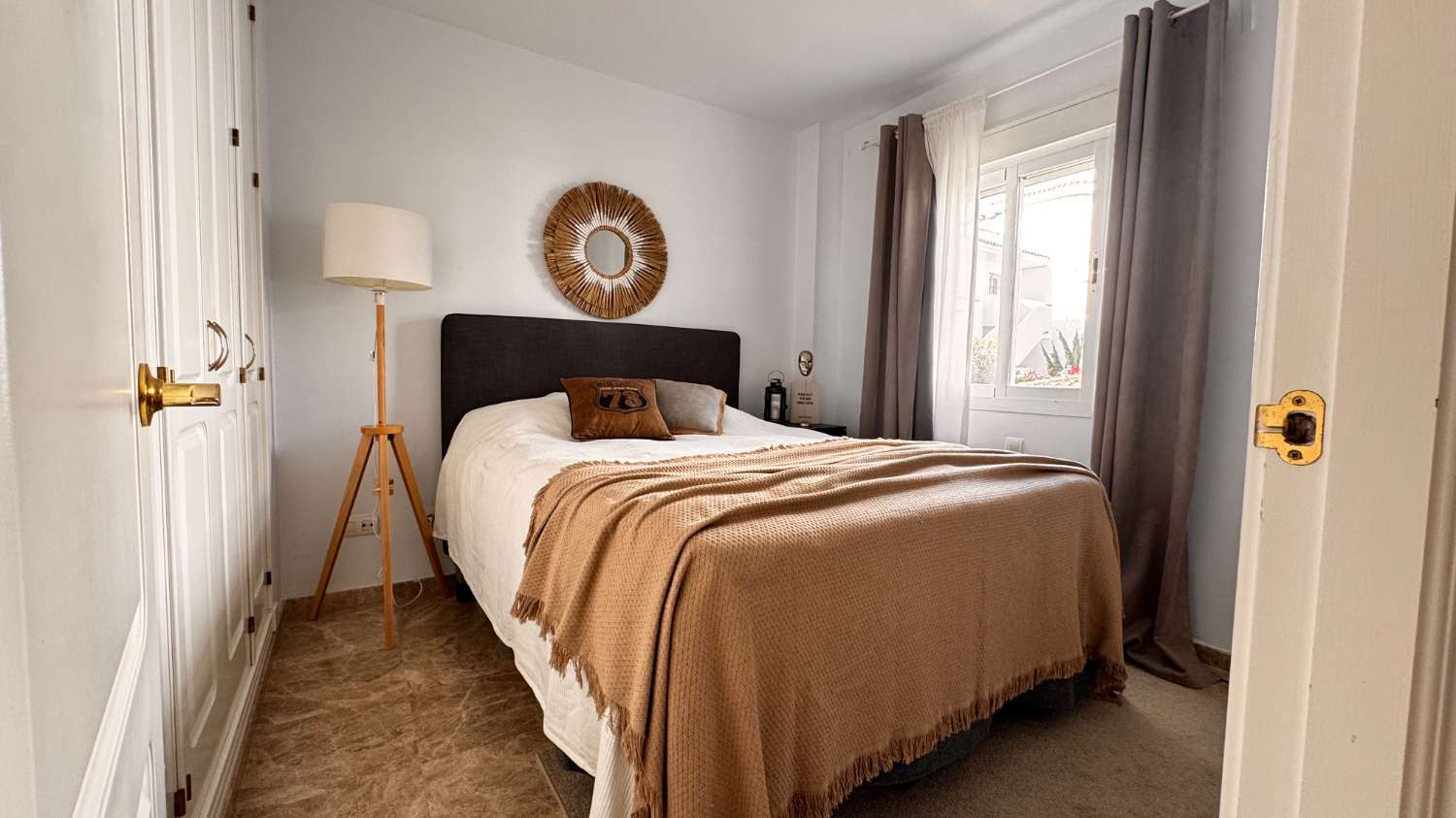 Elegante apartamento de estilo escandinavo en Los Naranjos de Marbella.