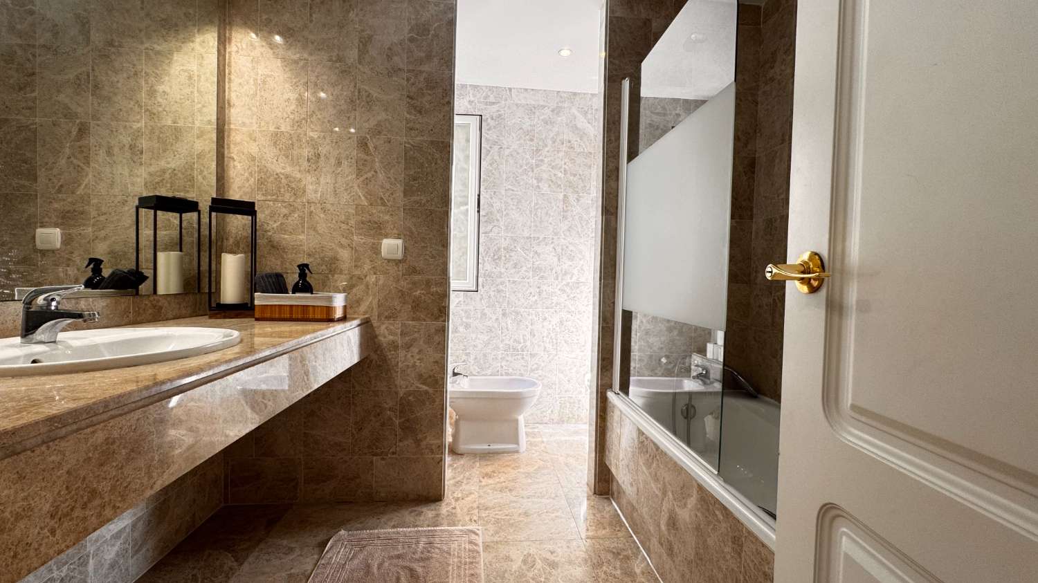 Elegante apartamento de estilo escandinavo en Los Naranjos de Marbella.