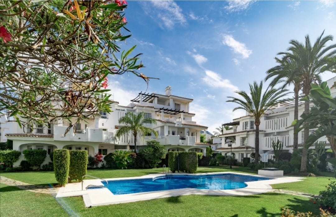 Elegante apartamento de estilo escandinavo en Los Naranjos de Marbella.