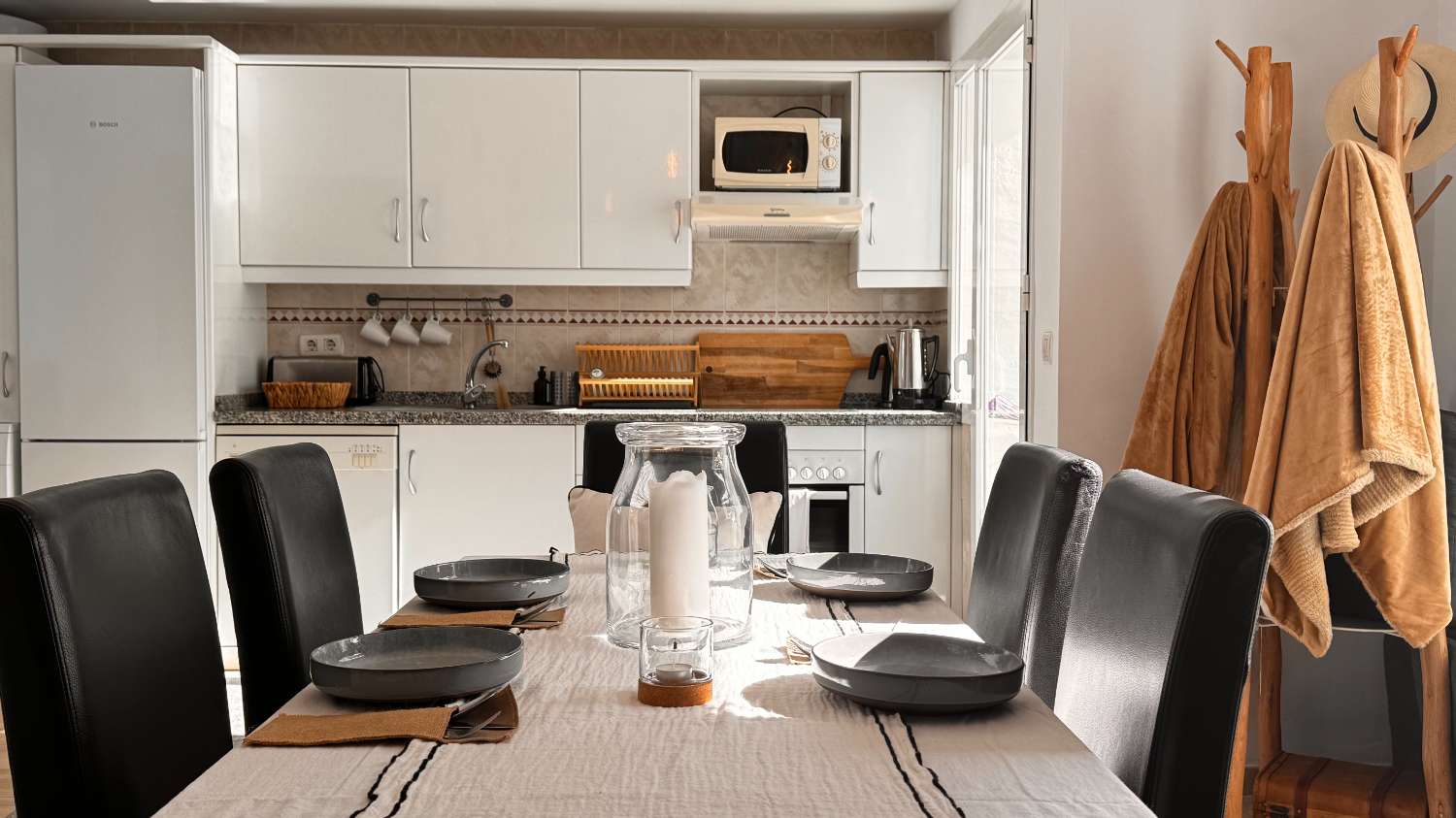 Elegante apartamento de estilo escandinavo en Los Naranjos de Marbella.