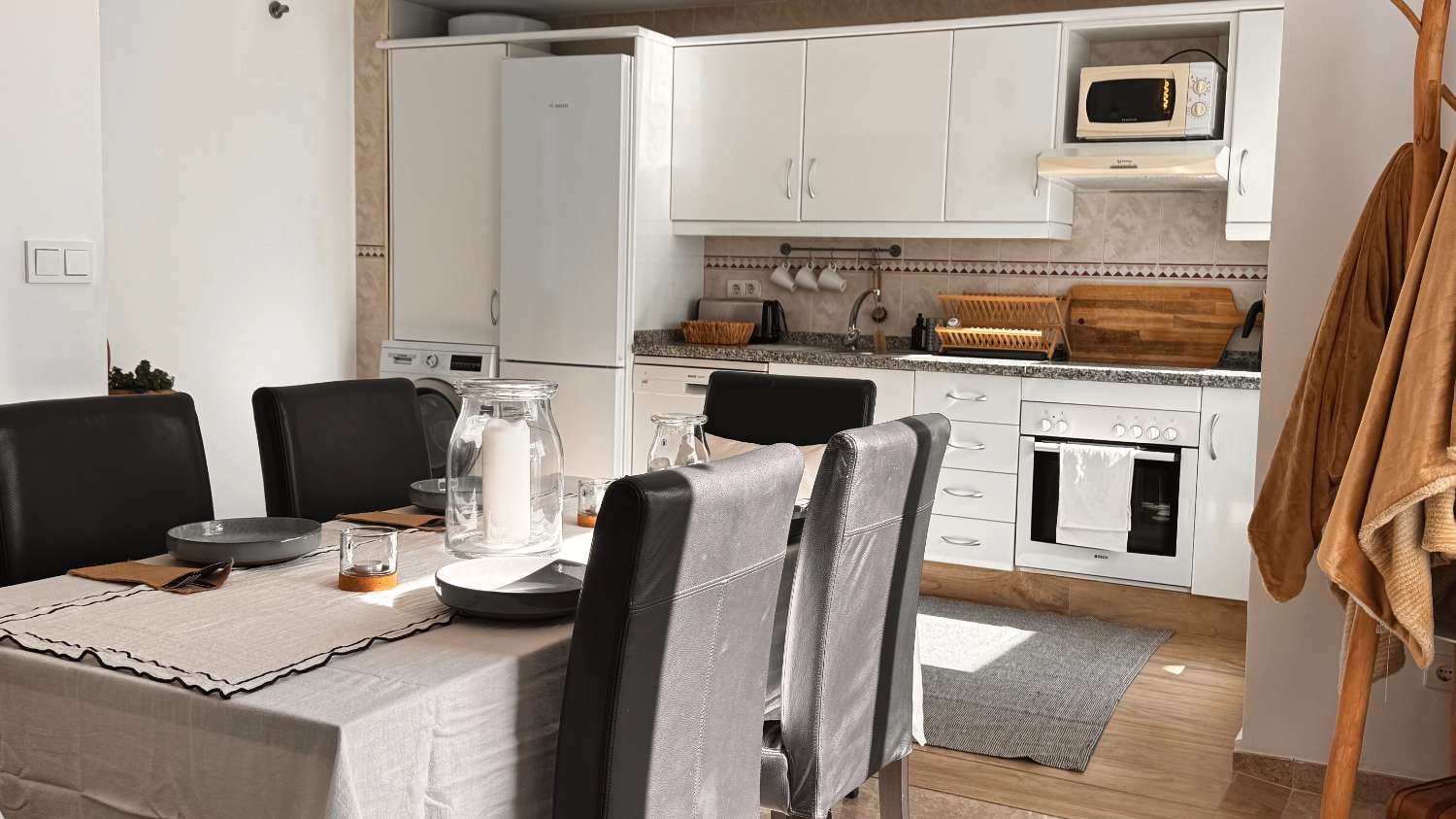 Elegante apartamento de estilo escandinavo en Los Naranjos de Marbella.