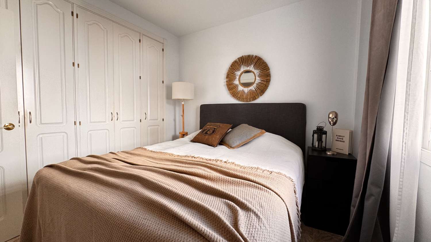 Elegante apartamento de estilo escandinavo en Los Naranjos de Marbella.