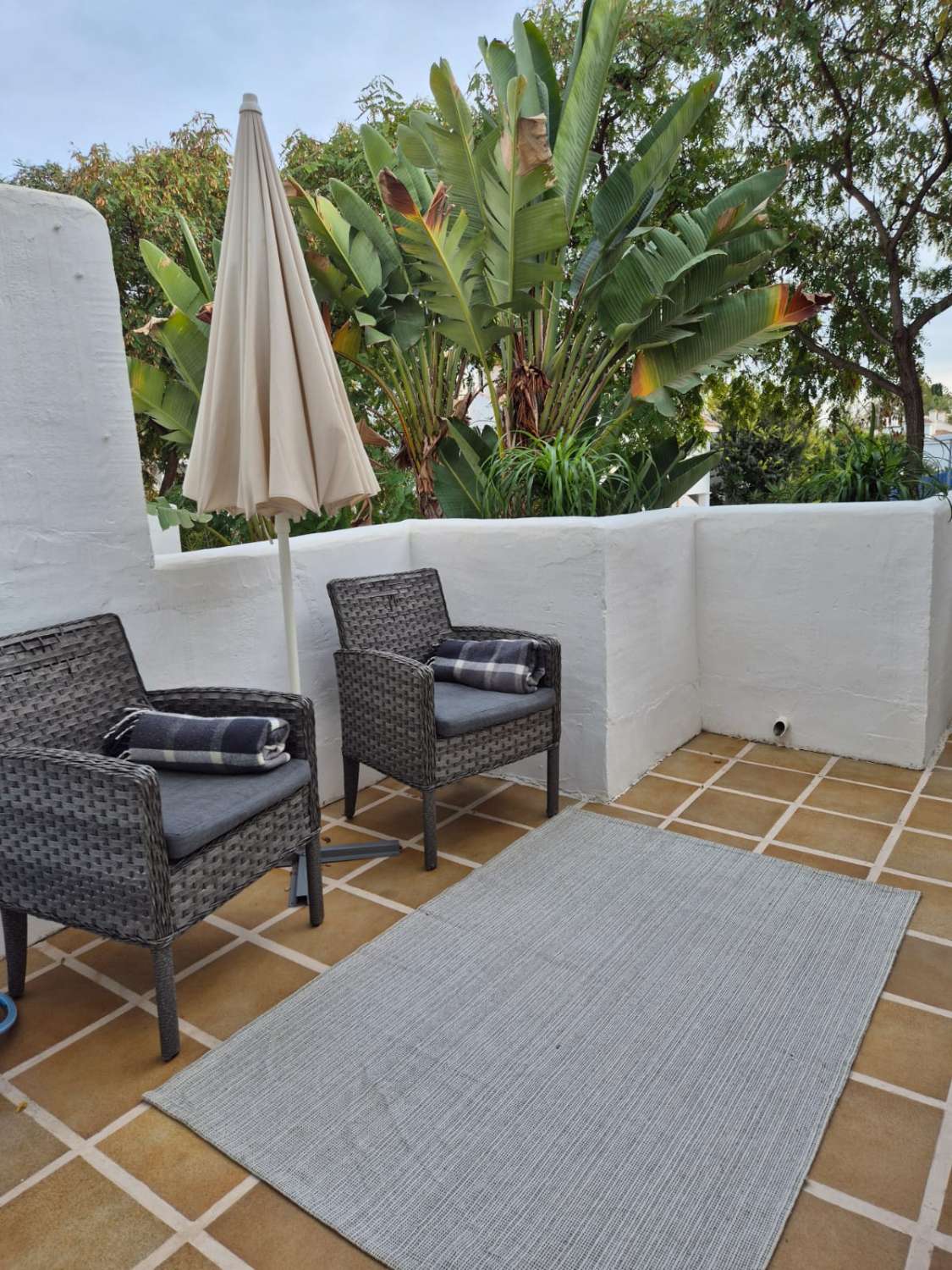 Elegante apartamento de estilo escandinavo en Los Naranjos de Marbella.