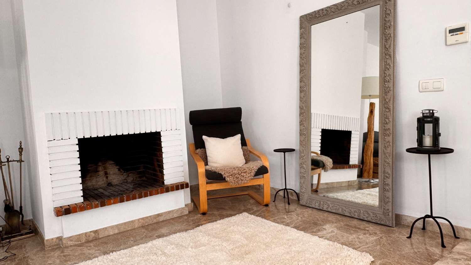 Elegante apartamento de estilo escandinavo en Los Naranjos de Marbella.