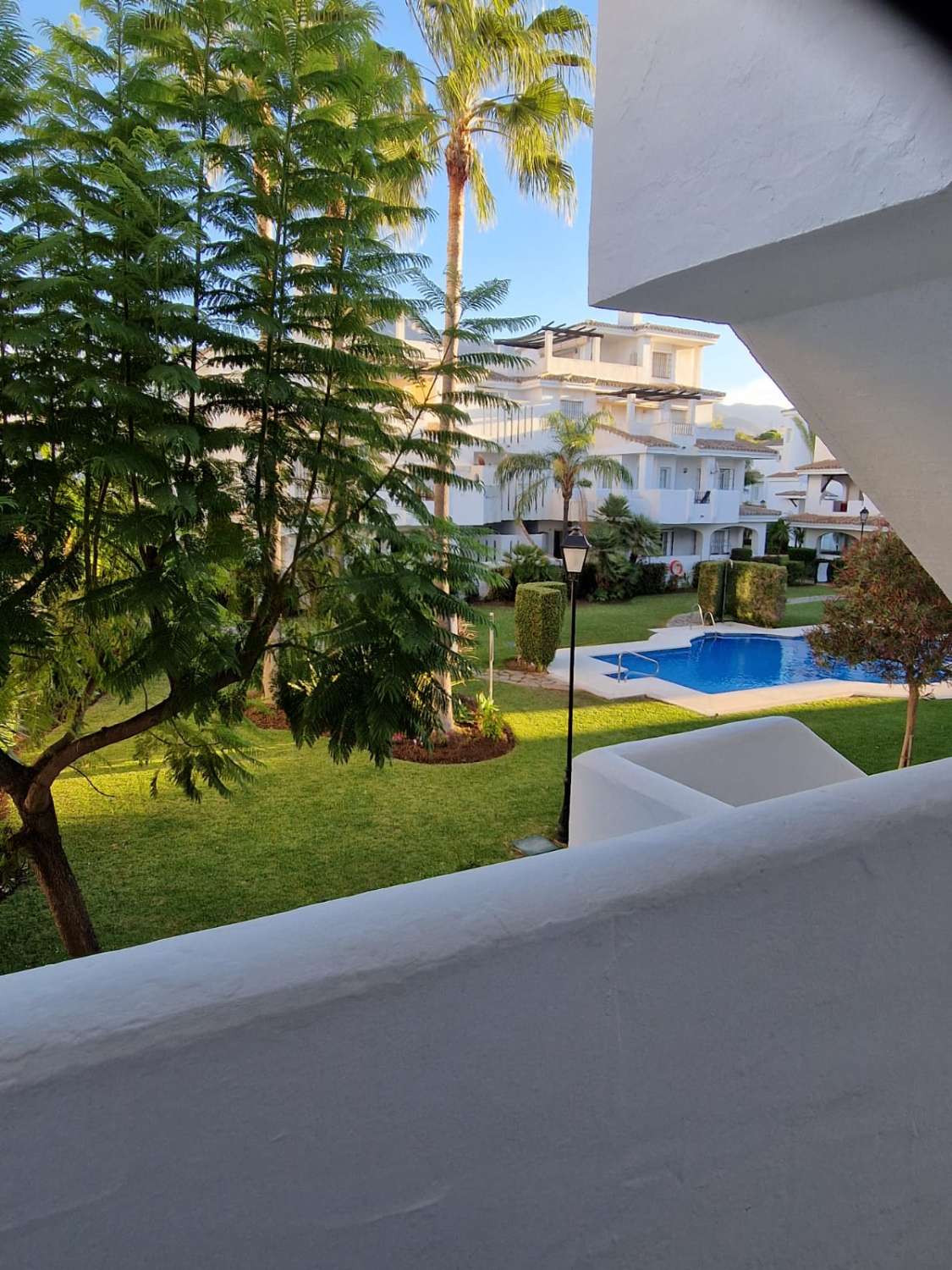 Elegante apartamento de estilo escandinavo en Los Naranjos de Marbella.